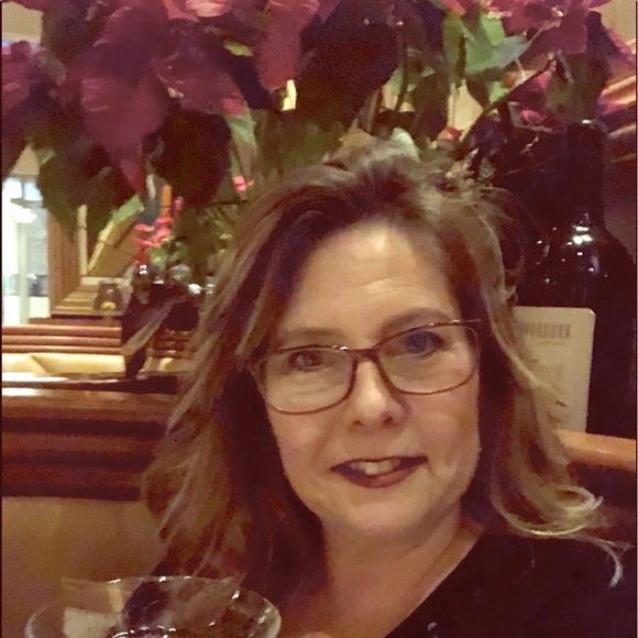 Meet your Posher, Nicole - Picture 2 of 2